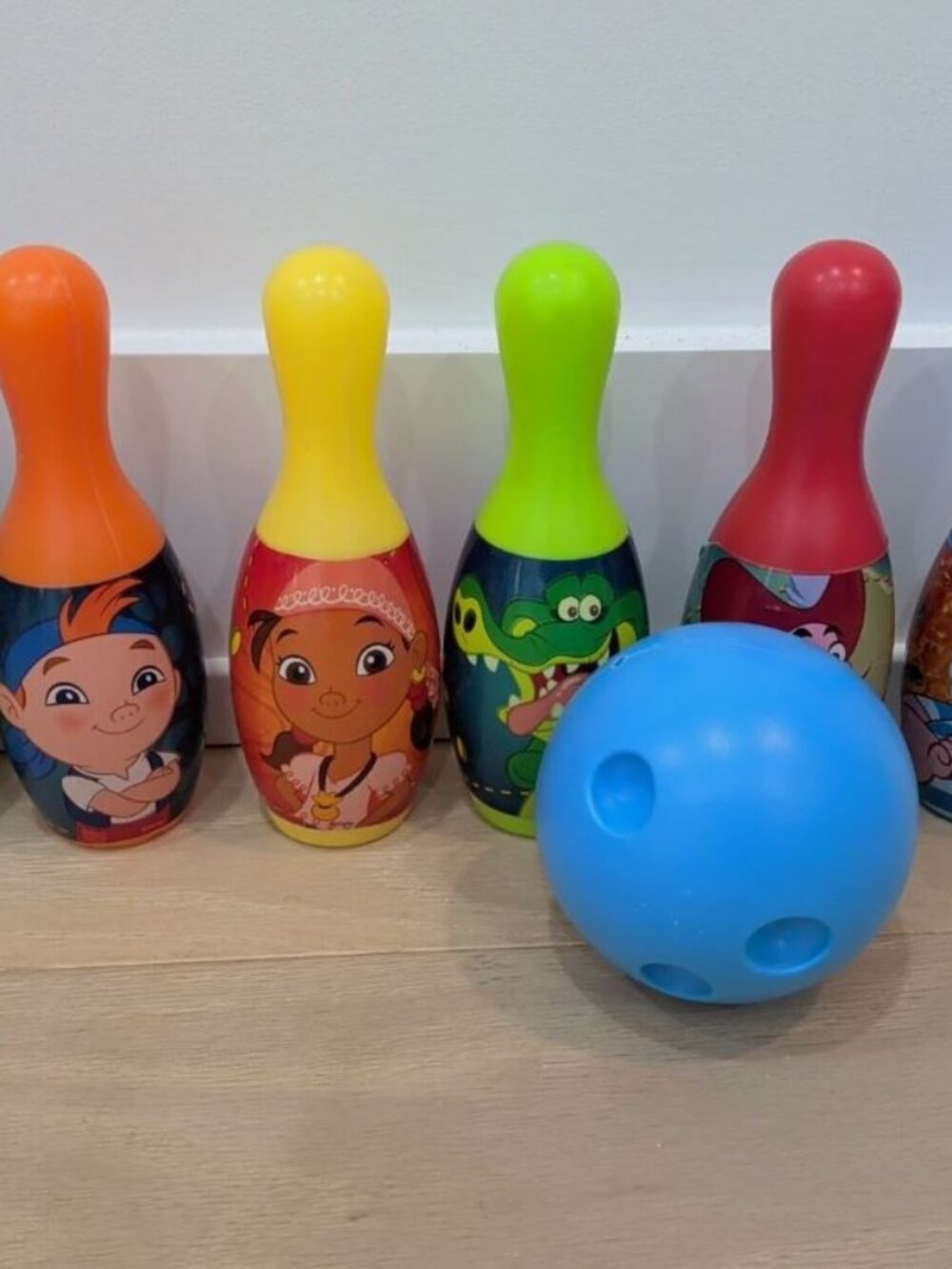 JAKE AND & THE NEVERLAND PIRATES Kids Bowling Set 6 Pins & Ball Used Toy
